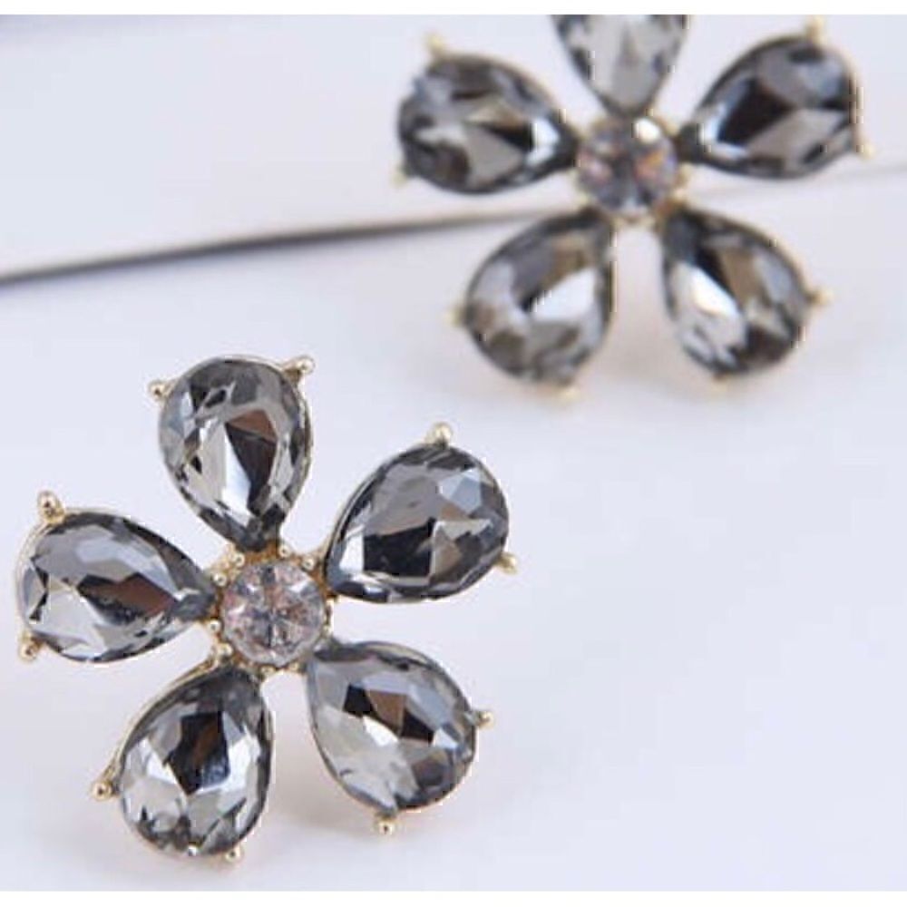 🌺 Betsey Johnson crystal flower studs 🌺